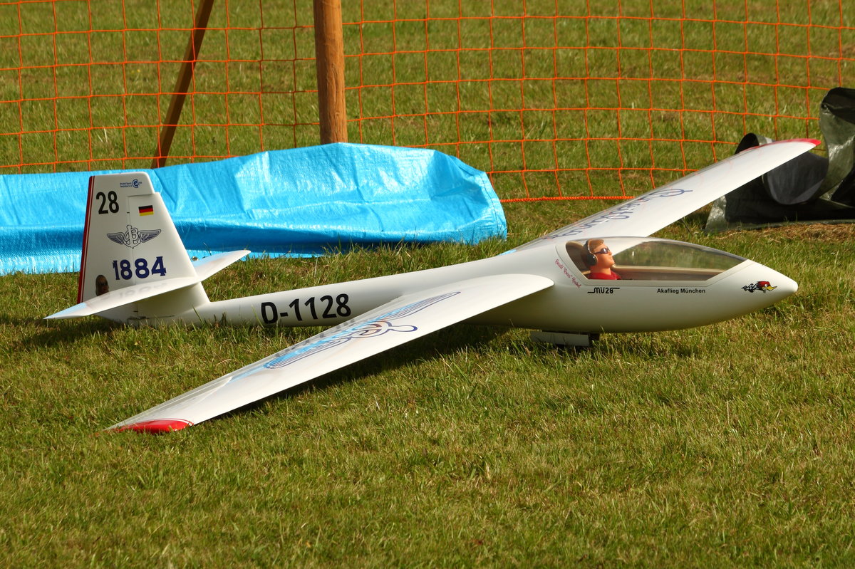 Modell des Segelflugzeugs Mü-28 der Akaflieg München mit Kennung D-1128. Der Erstflug des Originals fand am  8. August 1983 statt. Mit bis zu 400 km/h ist die große Mü-28 eines der schnellsten  Segelflugzeuge der Welt. Aufgenommen am 05.08.2017 beim Modellflugtag des FSV Ailertchen.