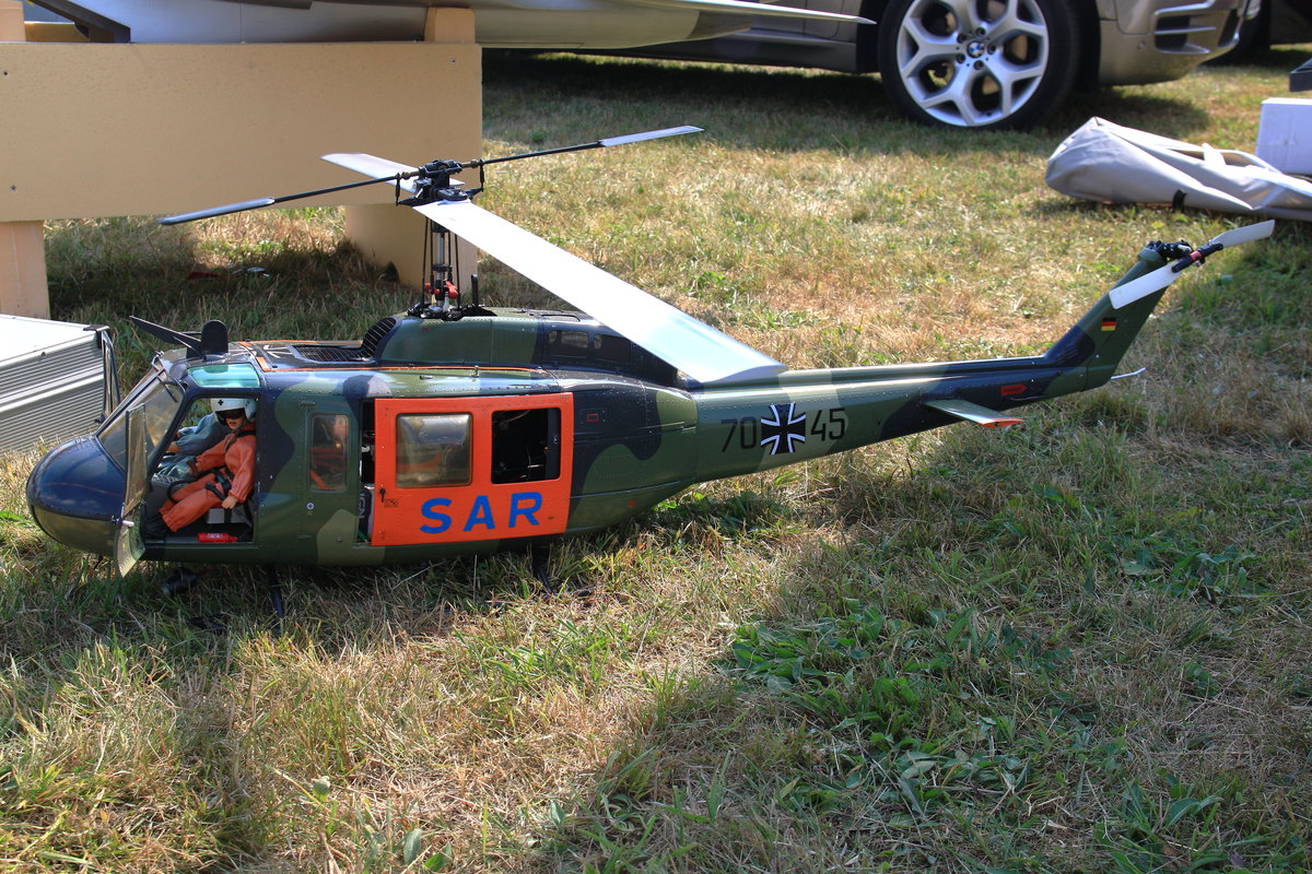 Modell eines Bell UH-1D SAR Rettungshubschraubers beim  Modellflugtag des FSV Ailertchen am 04.08.2018.