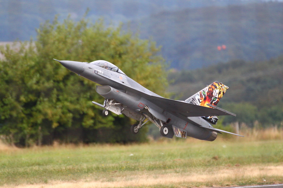 Modell einer F-16 Fighting Falcon kurz nach dem Start auf der JetPower-Messe 2016, Flugplatz Bengener Heide in Bad Neuenahr-Ahrweiler. Aufnahmedatum: 17.09.2016