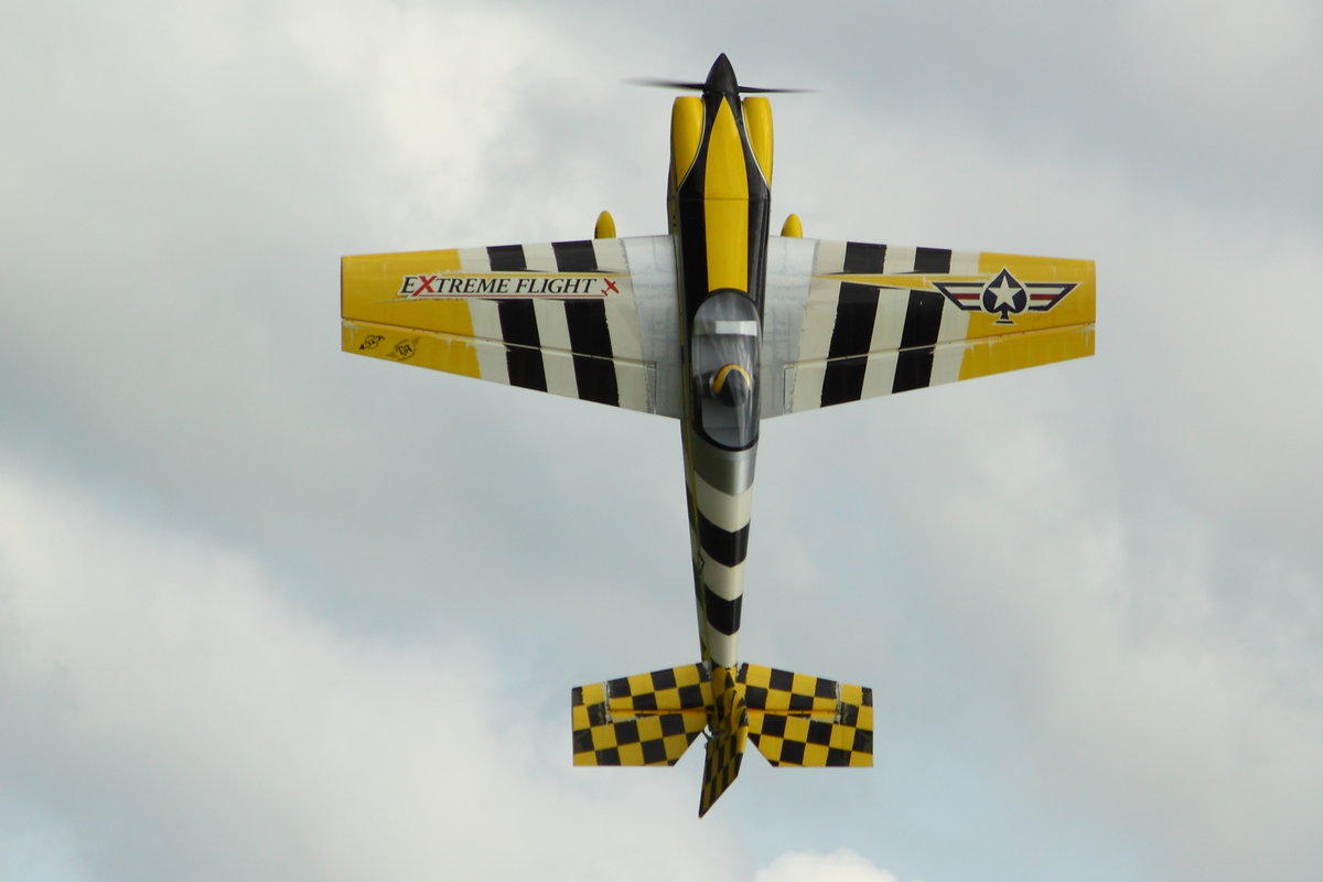 Modell-Motorflugzeug Extreme Flight 104  MXS-EXP. Aufgenommen am 05.08.2017 beim Modellflugtag des FSV Ailertchen.