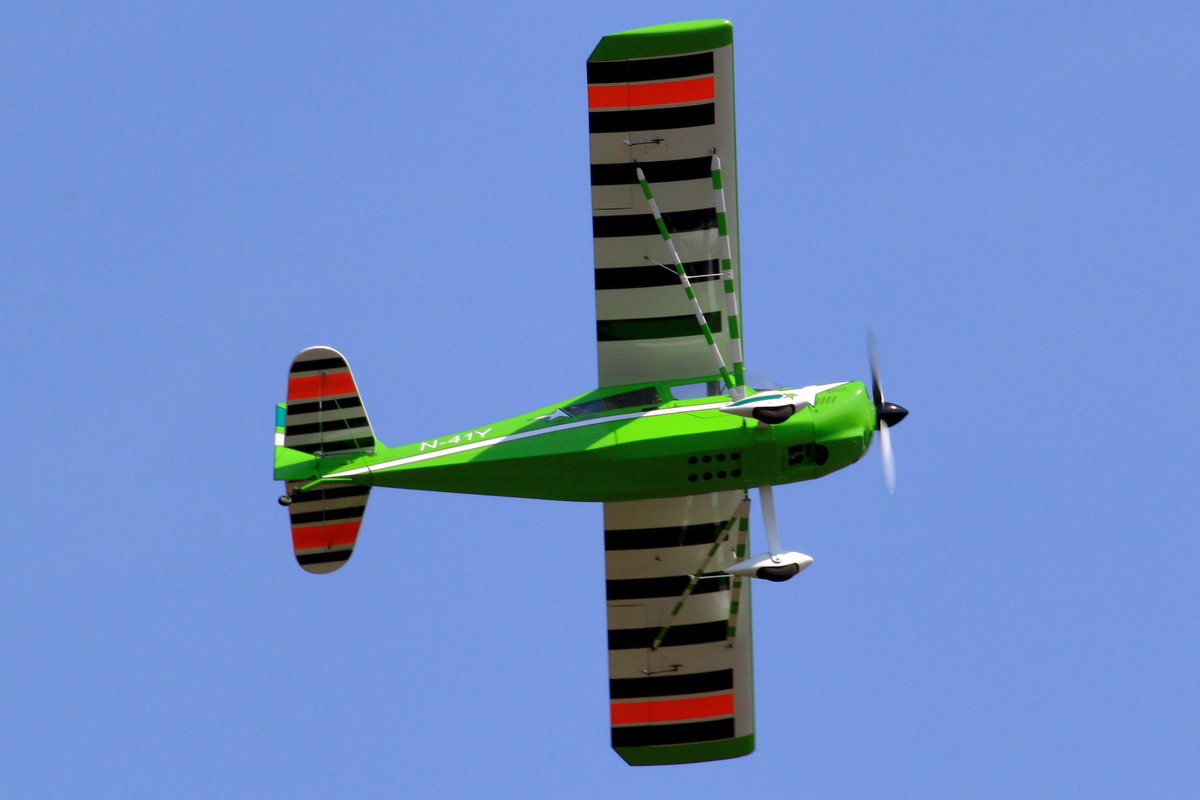 Modell-Motorflugzeug Super Decathlon N-41Y im Flug beim Modellflugtag des FSV Ailertchen am 04.08.2018.