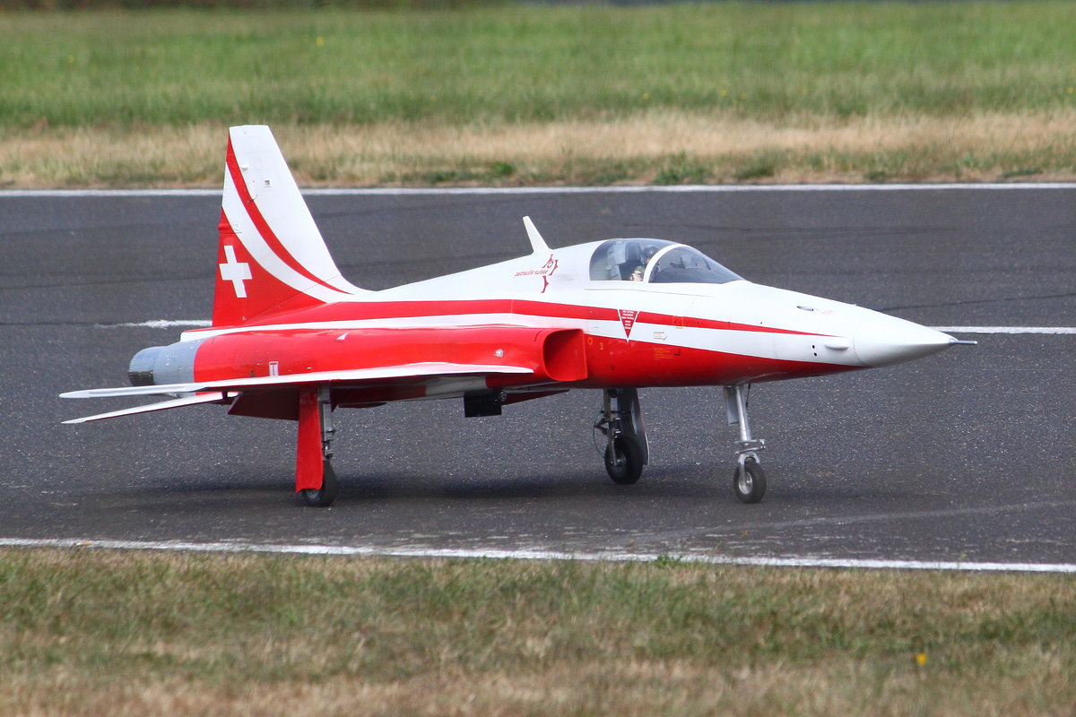 Modell der Northrop F-5 Tiger in Farben der Patrouille Suisse auf der JetPower-Messe 2016 am Flugplatz Bengener Heide in Bad Neuenahr-Ahrweiler. Aufnahmedatum: 17.09.2016