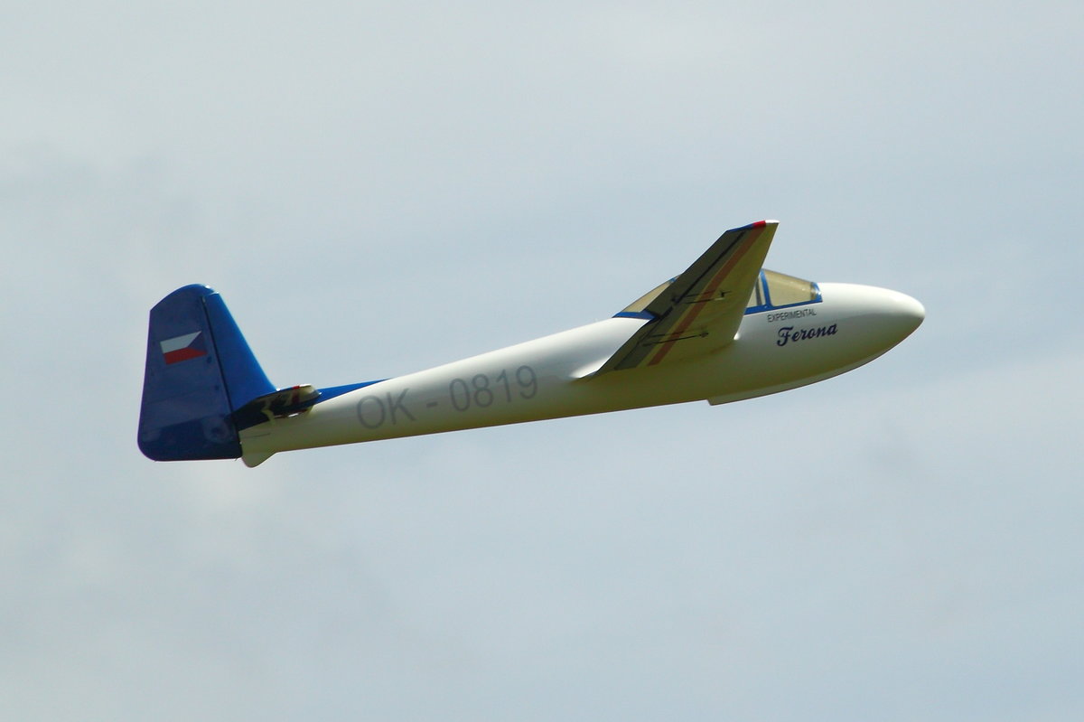 Modell-Segelflugzeug Letov LF-107 Lunak. Im Vorbeiflug während des Modellflugtages des FSV Ailertchen (EDGA) am 05.08.2017.