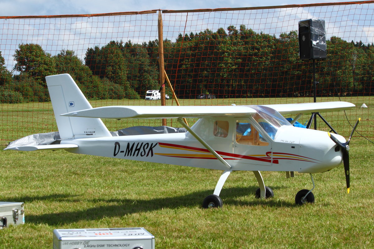Modell einer Tecnam P92 Echo Light mit Kennung D-MHSK. Gesehen am 05.08.2017 beim Modellflugtag des FSV Ailertchen. 