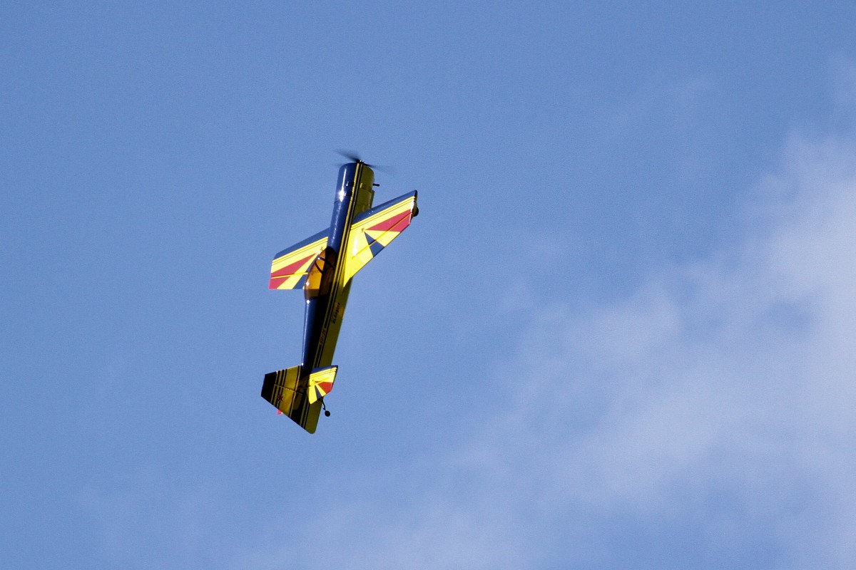 Modell Yak 54 im Senkrechtflug nach oben. Modellflugplatz bei Kchersberg, 17.8.2013.