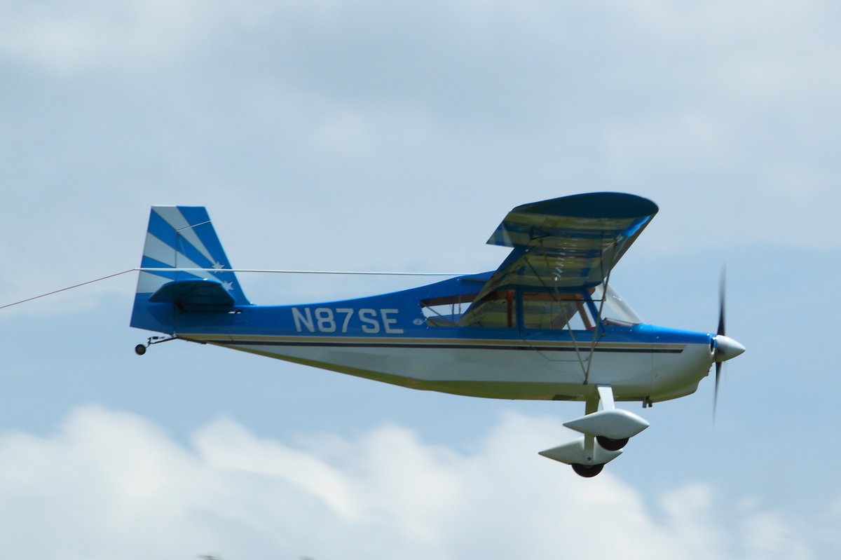 Modellflugzeug American Champion 8KCAB Super Decathlon (N87SE) mit Schleppleine. Aufnahme am Modellflugtag des FSV Ailertchen (EDGA) am 05.08.2017.