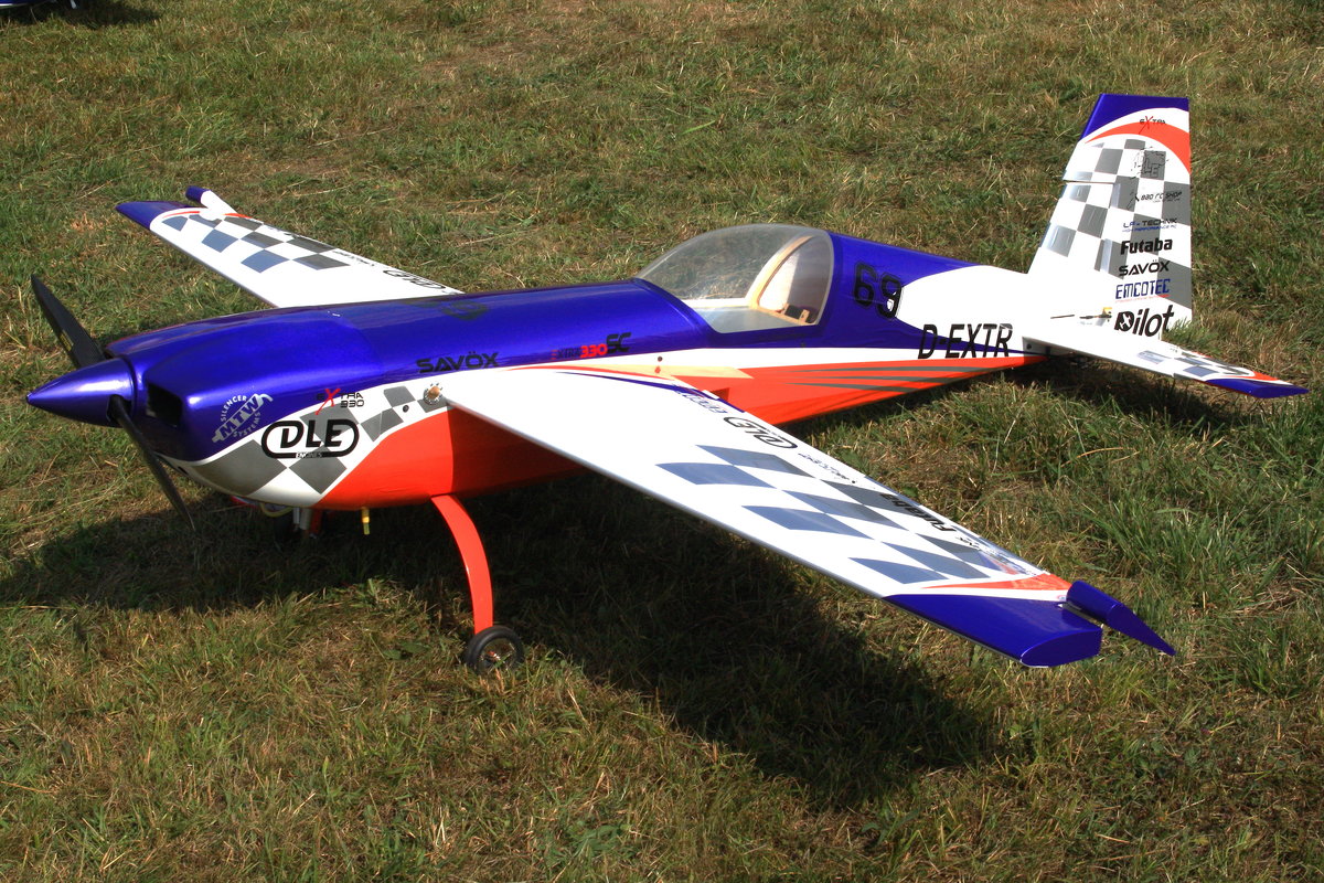 Modellflugzeug Extra 330 beim  Modellflugtag des FSV Ailertchen am 04.08.2018.