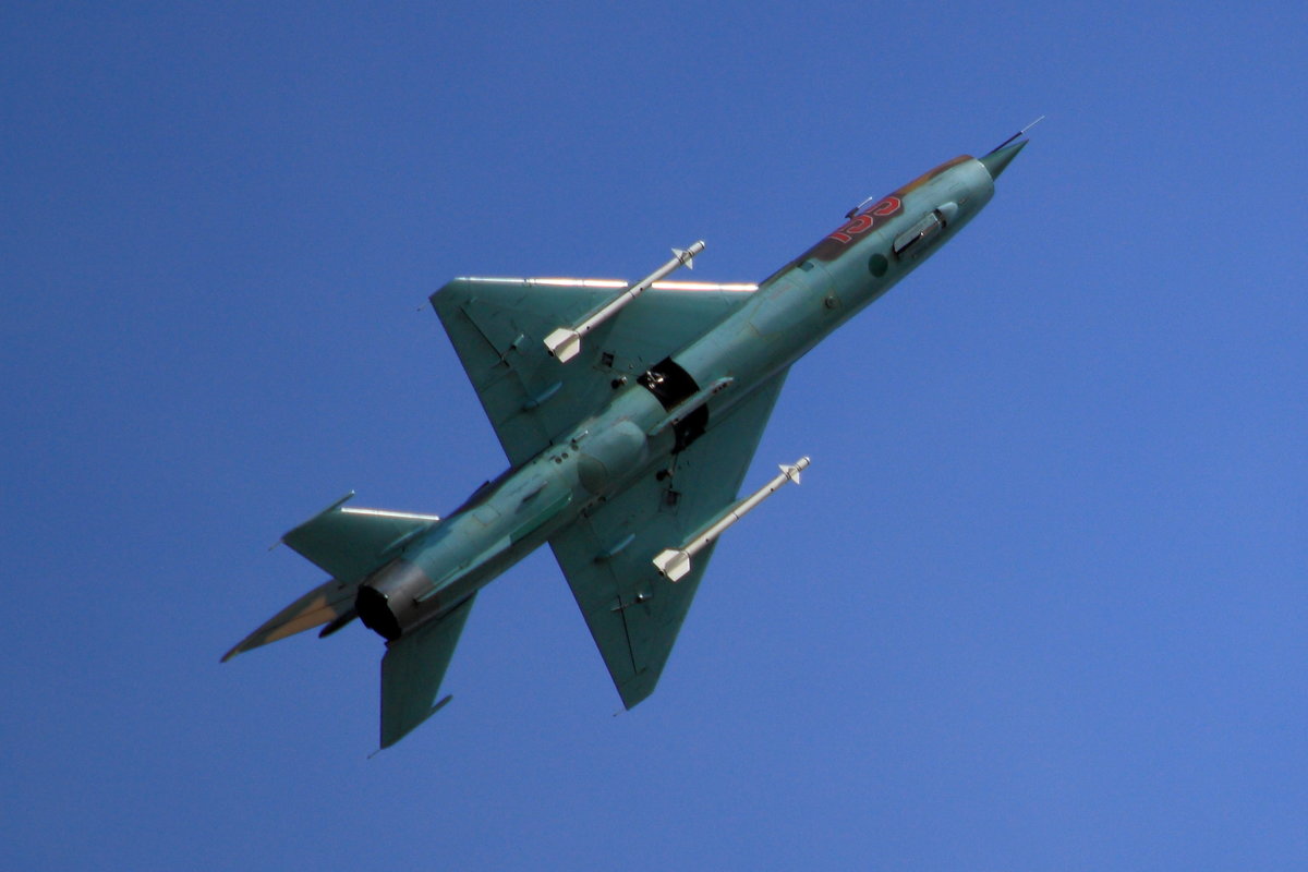 Modellflugzeug MiG-21 'Fishbed' im Flug beim Modellflugtag des FSV Ailertchen am 04.08.2018.
