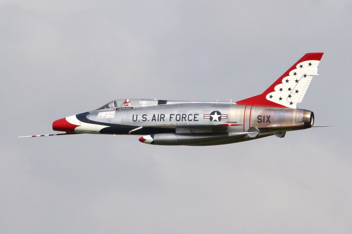 Modellflugzeug North American F100D Super Sabre in der Bemalung der Thunderbirds. JetPower-Messe 2016 auf dem Flugplatz Bengener Heide in Bad Neuenahr-Ahrweiler. Aufnahmedatum: 17.09.2016