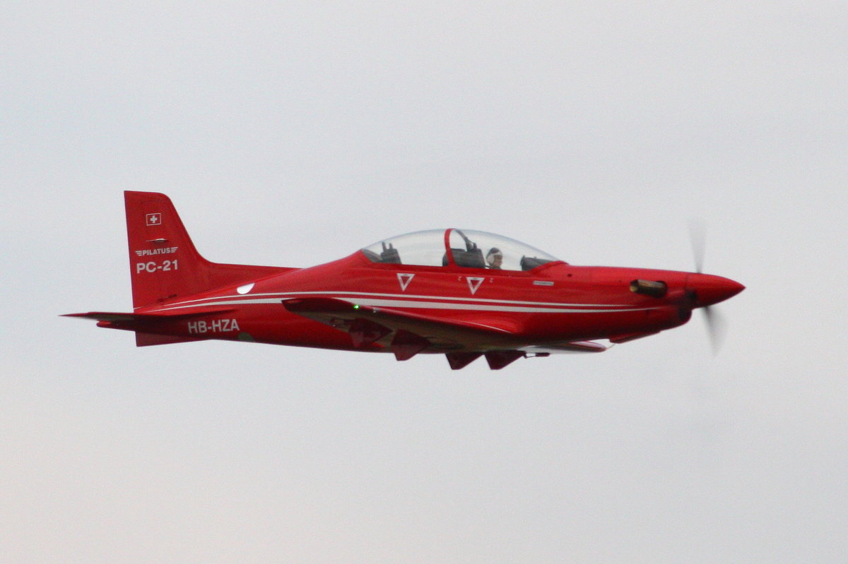 Modellflugzeug Pilatus PC-21, HB-HZA, bei der Flugvorführung während der JetPower-Messe 2016 auf dem Flugplatz Bengener Heide in Bad Neuenahr-Ahrweiler. Aufnahmedatum: 17.09.2016