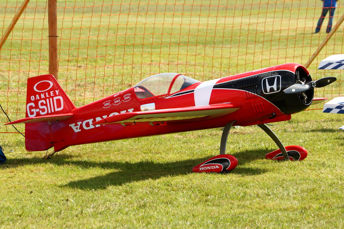 Modellflugzeug Sukhoi SU-26 im Farbschema des Honda Dream Teams, G-SIID. Aufgenommen am Modellflugtag des FSV Ailertchen (EDGA) am 05.08.2017.