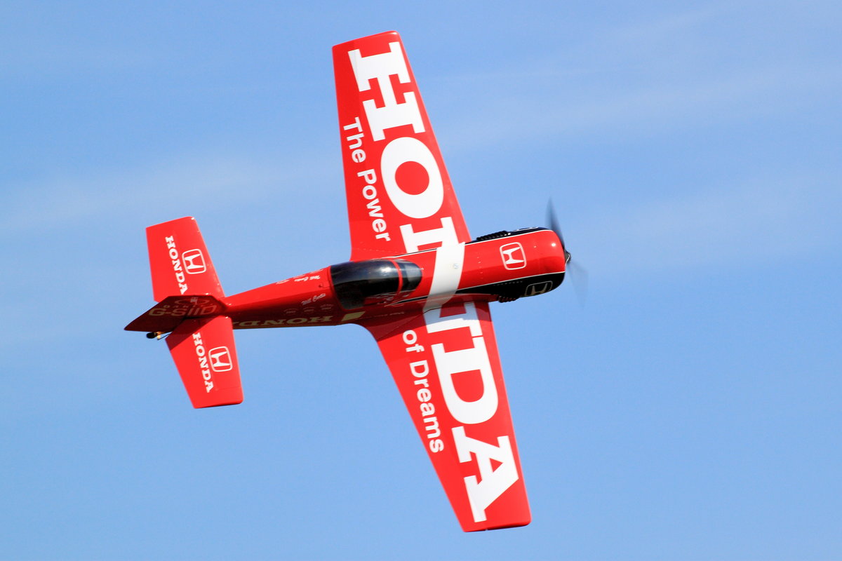 Modellflugzeug Sukhoi Su-26 mit der Kennung G-SIID. Aufgenommen am Modellflugtag des FSV Ailertchen am 04.08.2018.