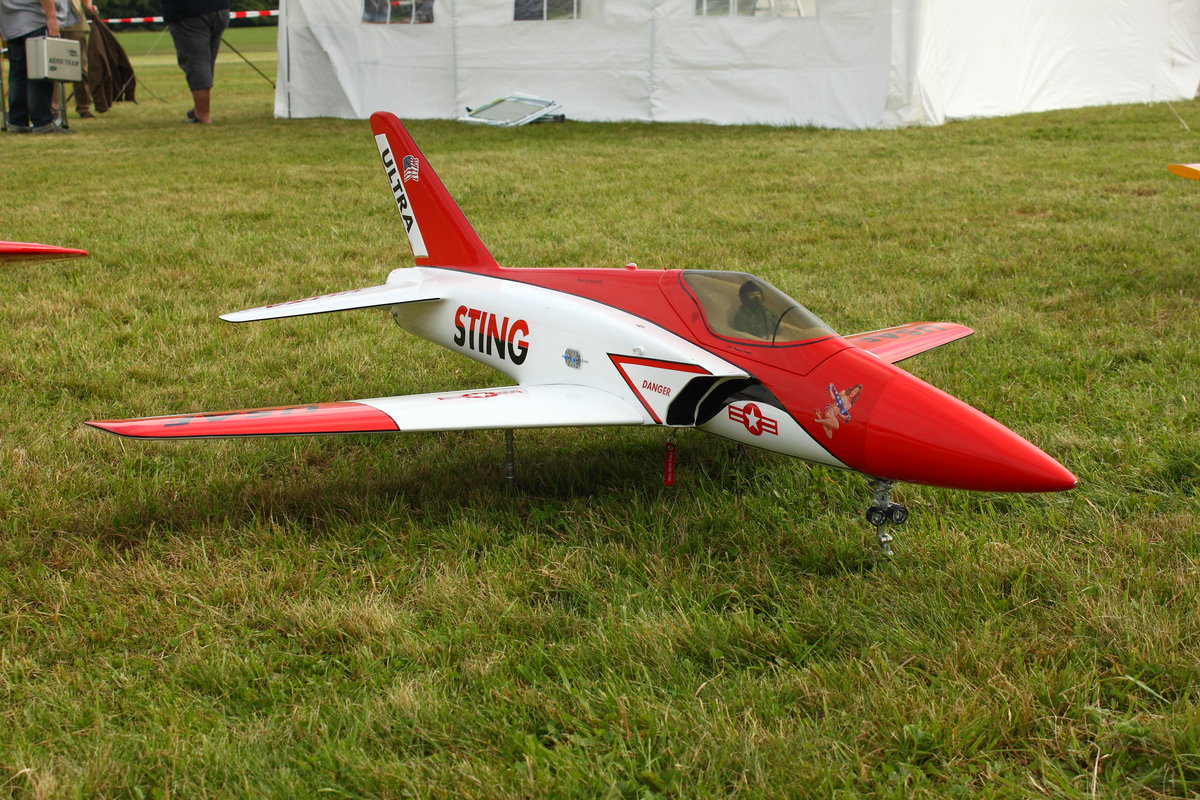 Modellflugzeug Ultra Sting mit 1,5 Meter Spannweite. Präsentiert von der Modellfluggruppe des FSV Ailertchen. Aufnahme vom 05.08.2017 in Ailertchen (EDGA).