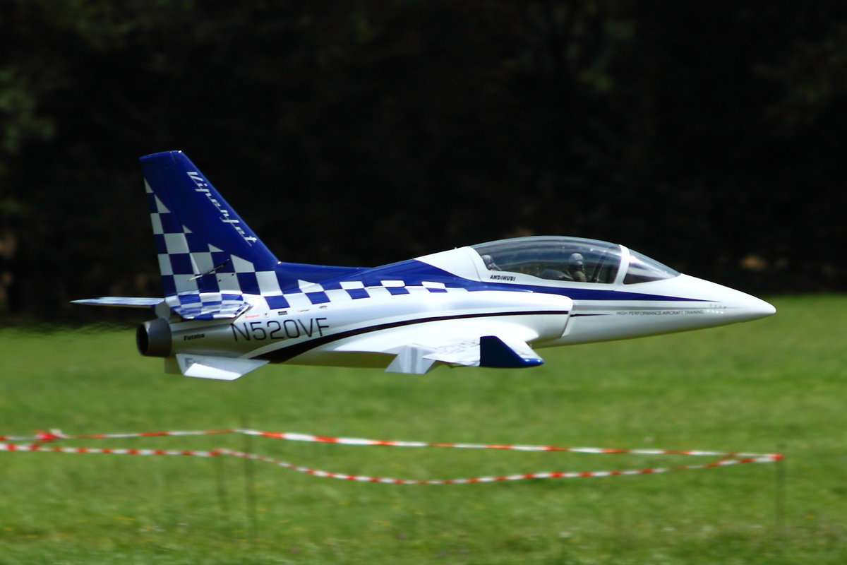 Modellflugzeug Viper Jet (Kennung N520VF) im Vorbeiflug während Modellflugtages des FSV Ailertchen (EDGA) am 05.08.2017.