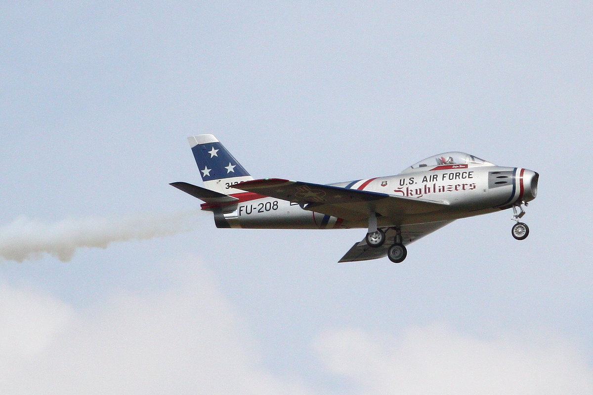 Modelljet North American F-86F 'Sabre' in Farben des Kunstflugteams 'Skyblazers' der USAFE. Flugvorführung anlässlich der JetPower-Messe 2016 auf dem Flugplatz Bengener Heide in Bad Neuenahr-Ahrweiler. Aufnahmedatum: 17.09.2016