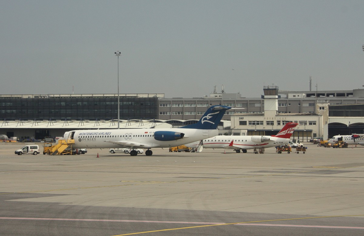 Montenegro Airlines, 40-AOP,(c/n 11332),Fokker F -100,02.07.2015, VIE-LOWW, Wien-Schwechat, Österreich (hinten:Airzena Georgian Airways, 4L-TGB, CRJ -200LR) 