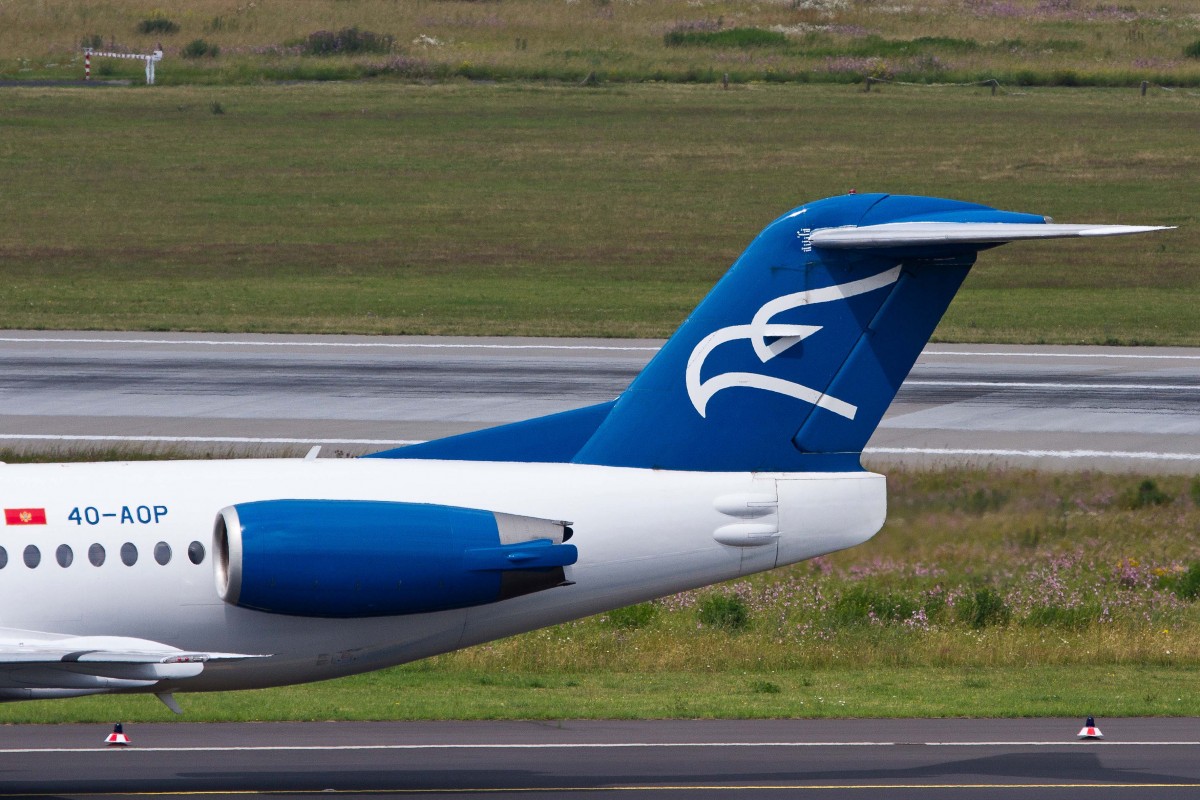 Montenegro Airlines (YM-MGX), 4O-AOP  Boka , Fokker, 100 (Seitenleitwerk/Tail), 27.06.2015, DUS-EDDL, Düsseldorf, Germany