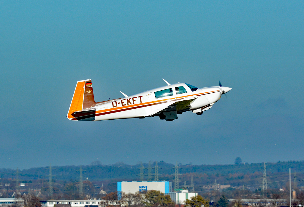 Mooney M20J-201 D-EKFT beim Start von EDKB - 27.11.2015
