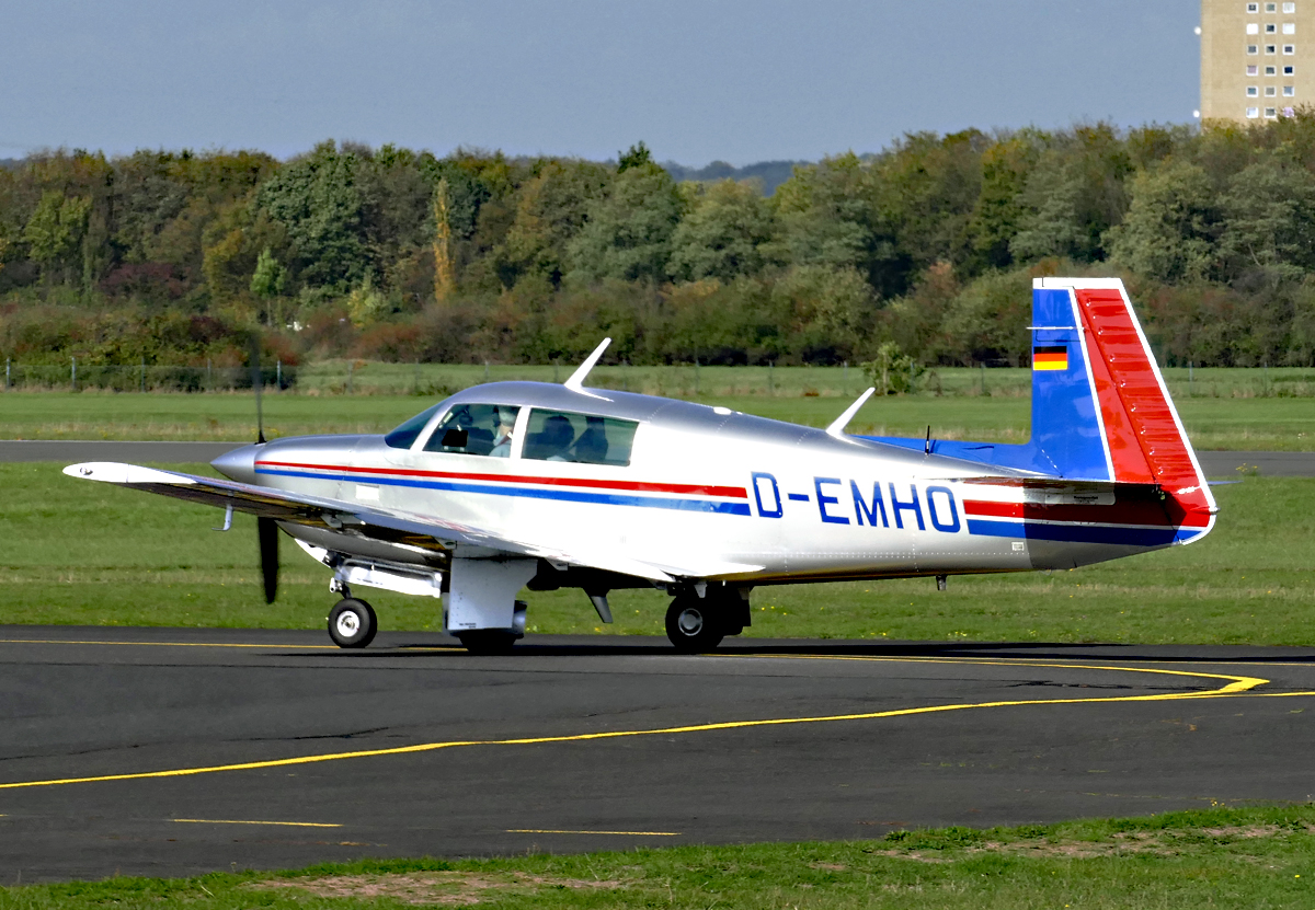 Mooney M20J-201, D-EMHO auf dem Rollweg in EDKB - 14.10.2019