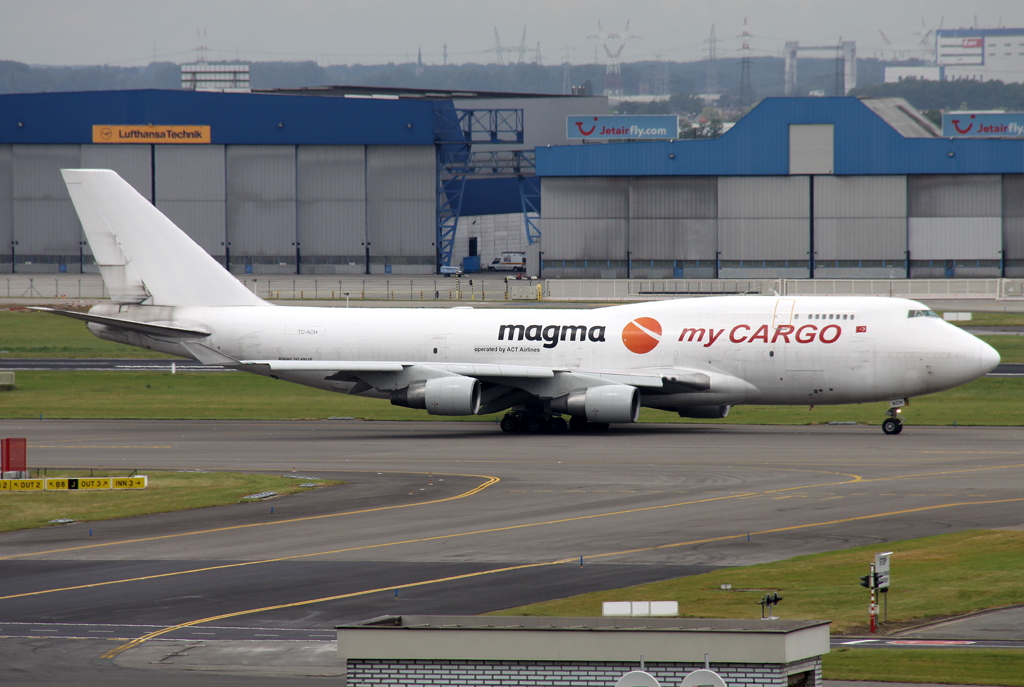 My Cargo B747-400F TC-ACH auf dem Taxiway zur 25R in BRU / EBBR / Brüssel am 05.06.2014