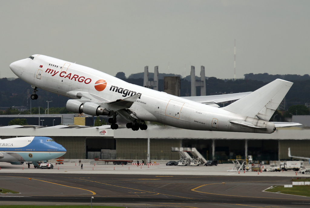 My Cargo B747-400F TC-ACH beim Takeoff auf 25R in BRU / EBBR / Brüssel am 05.06.2014