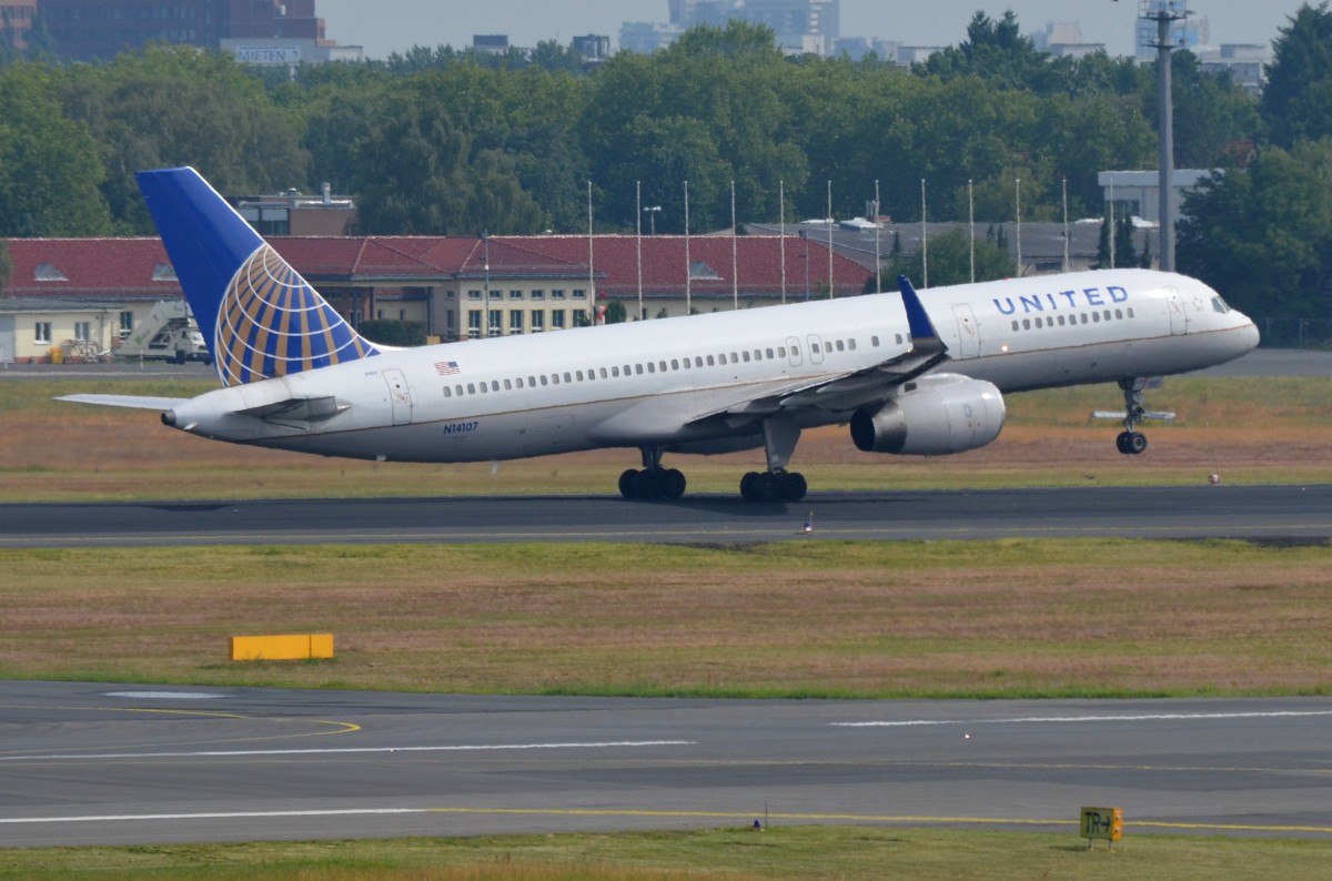 N14107 United Airlines Boeing 757-224 (WL)  in Tegel am 26.06.2014 gestartet