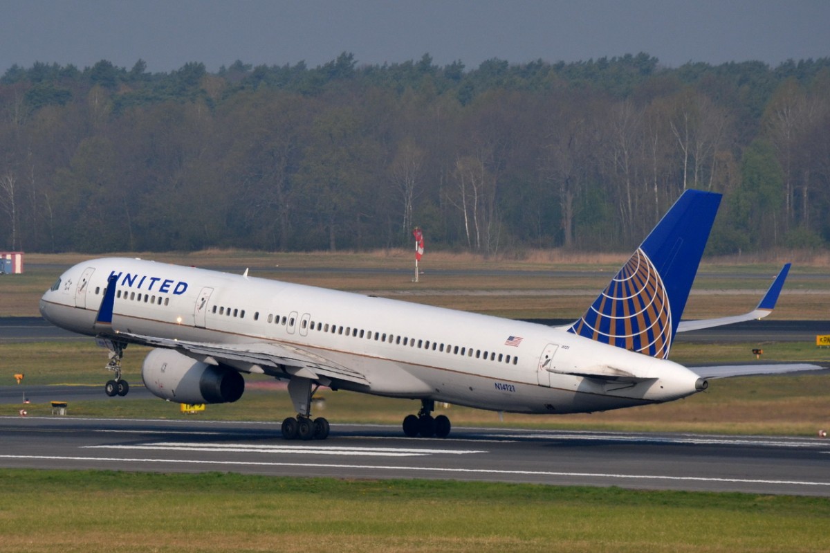 N14121 United Airlines Boeing 757-224 (WL)  Start in Tegel 03.04.2014
