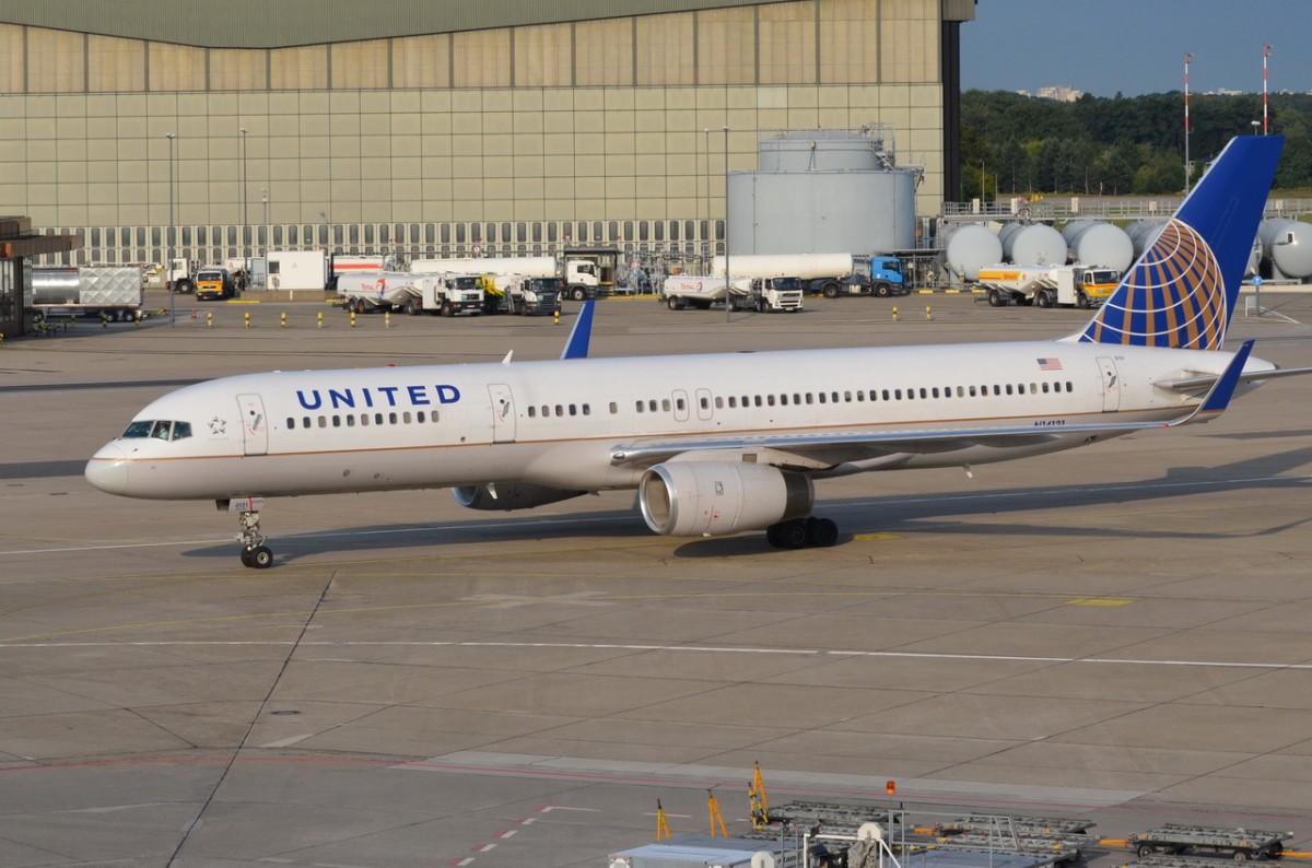N14121 United Airlines Boeing 757-224 (WL)   in Tegel am 21.08.2014 gelandet