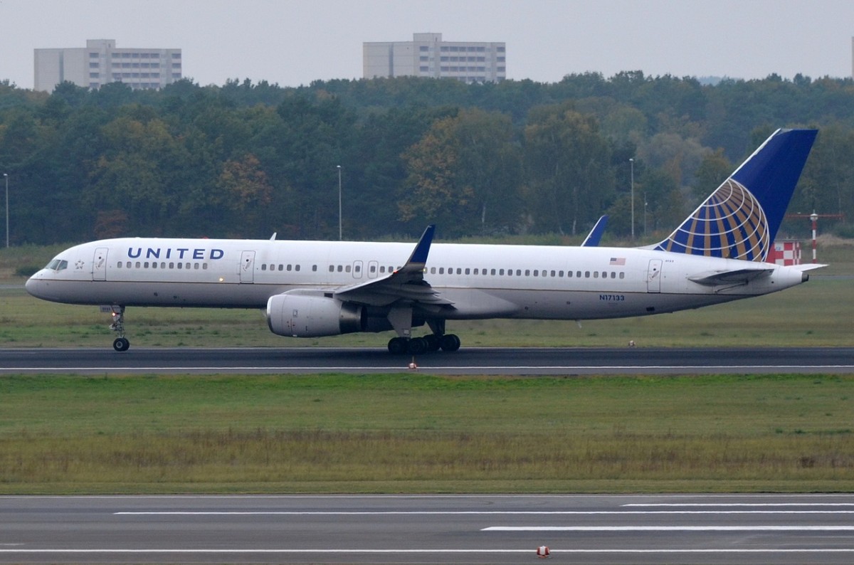 N17133 United Airlines Boeing 757-224 (WL)   beim Start am 14.10.2014 in Tegel