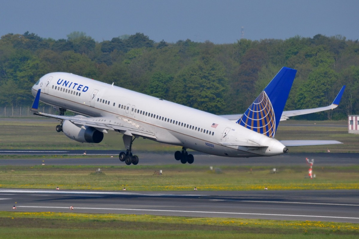 N33103 United Airlines Boeing 757-224 (WL)   in Tegel am 23.04,2014 gestartet