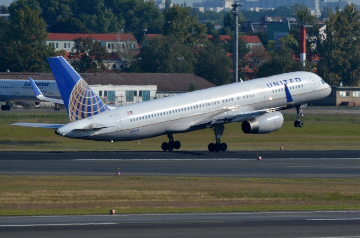 N34131 United Airlines Boeing 757-224 (WL)   in Tegel am 04.09.2014 gestartet