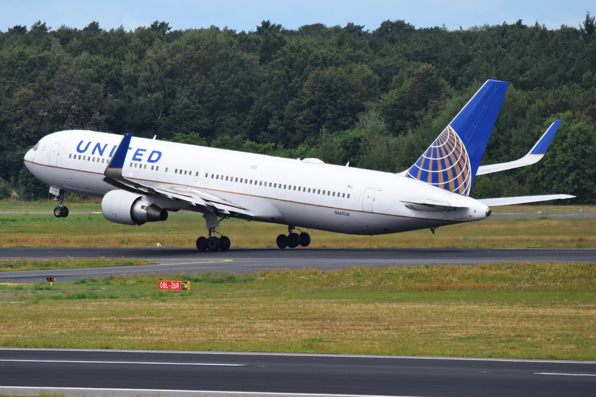 N669UA United Airlines Boeing 767-322(ER)(WL)  , TXL , 22.08.2017