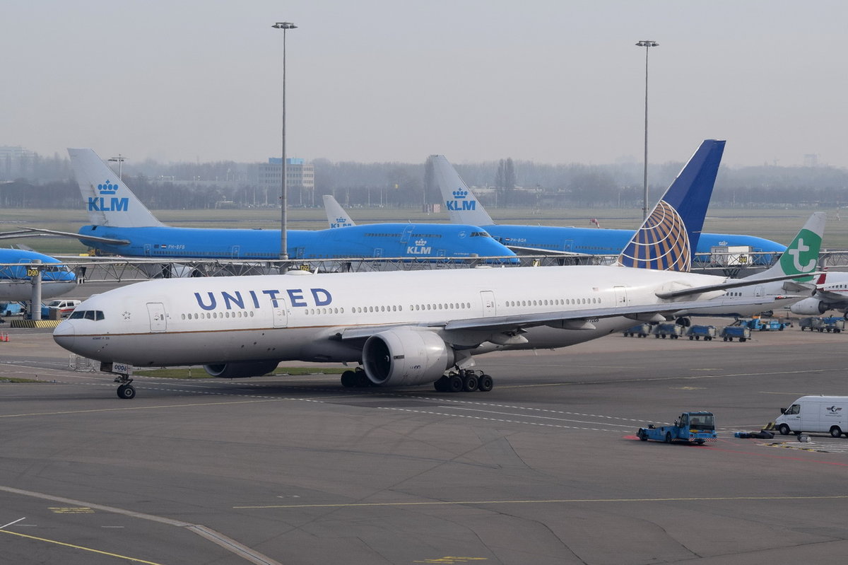 N77006 United Airlines Boeing 777-224(ER)  , AMS , 13.03.2017