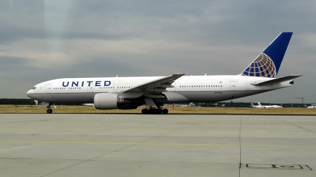 N771UA United Airlines Boeing 777-222    08.08.2013

Flughafen Frankfurt , aus einem Bus