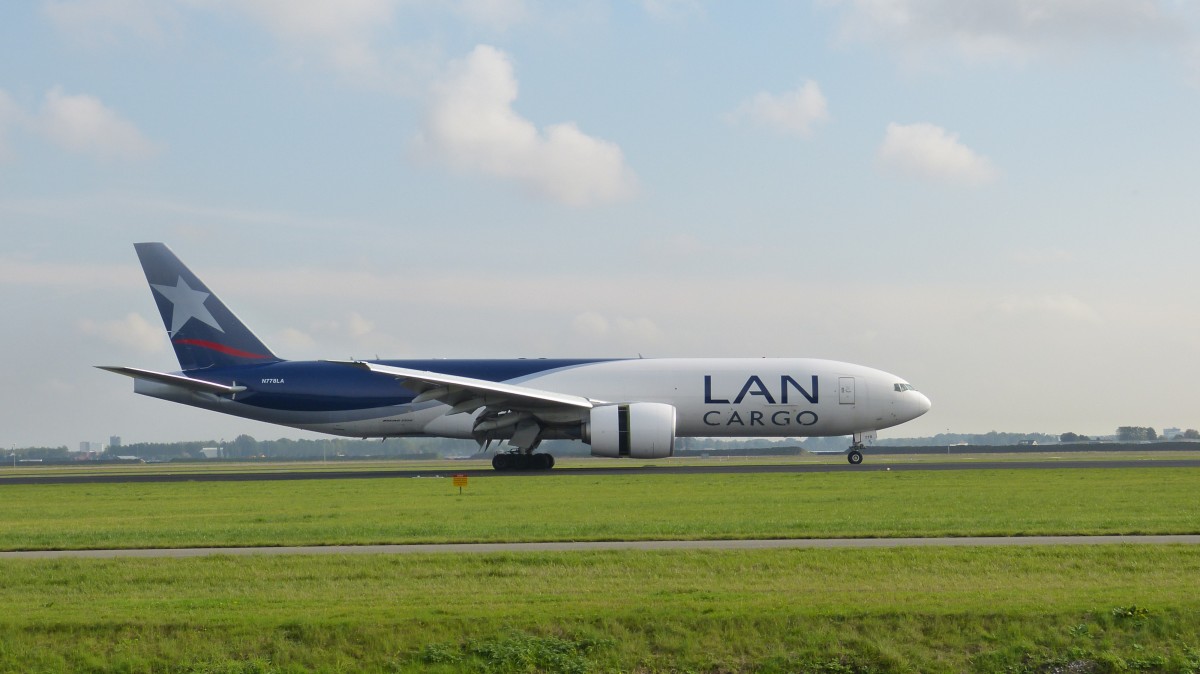 N778LA Boeing 777-F16 der LAN Cargo am 16.10.2013 in Amsterdam.