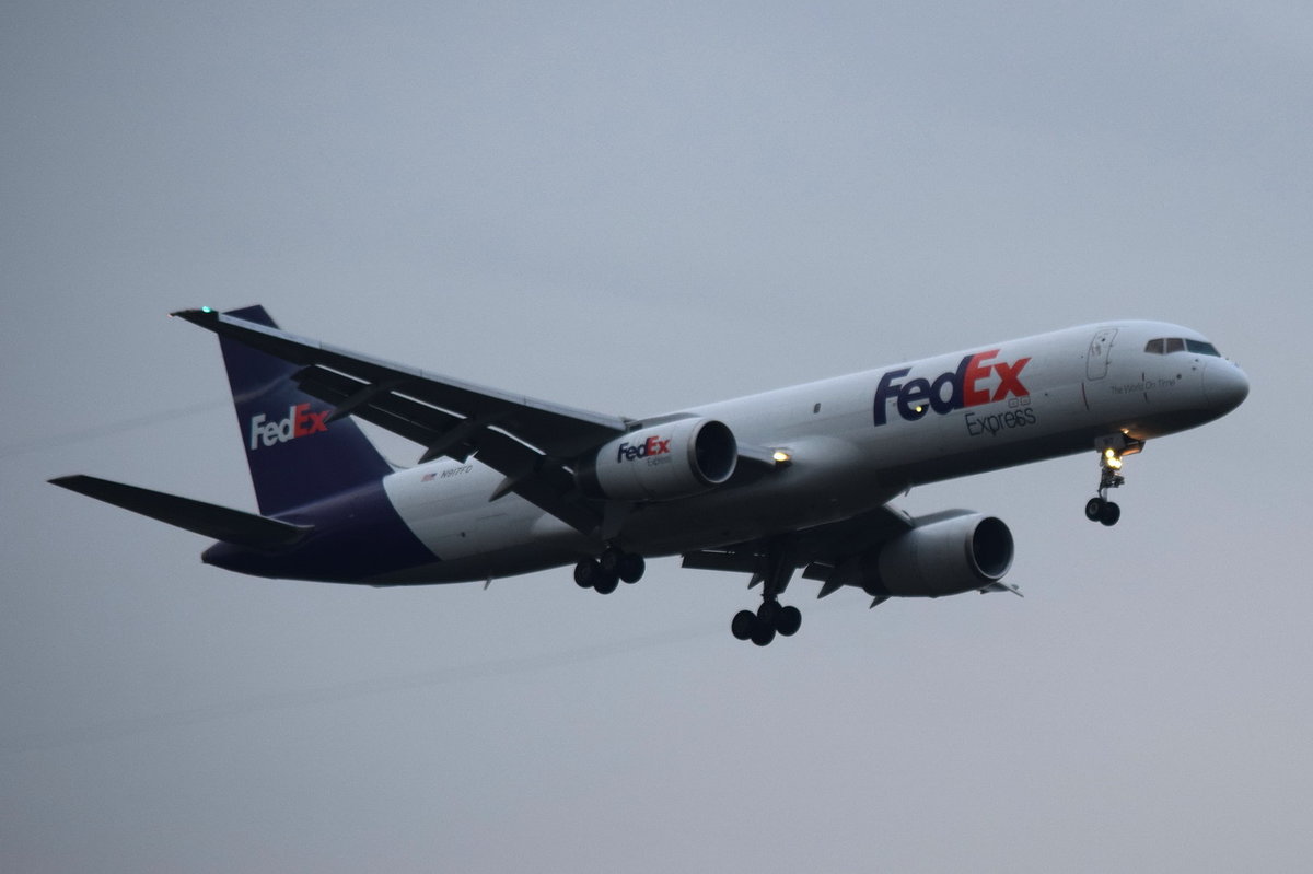 N917FD Federal Express (FedEx) Boeing 757-23A(SF)  beim Landeanflug auf München am 20.05.2016