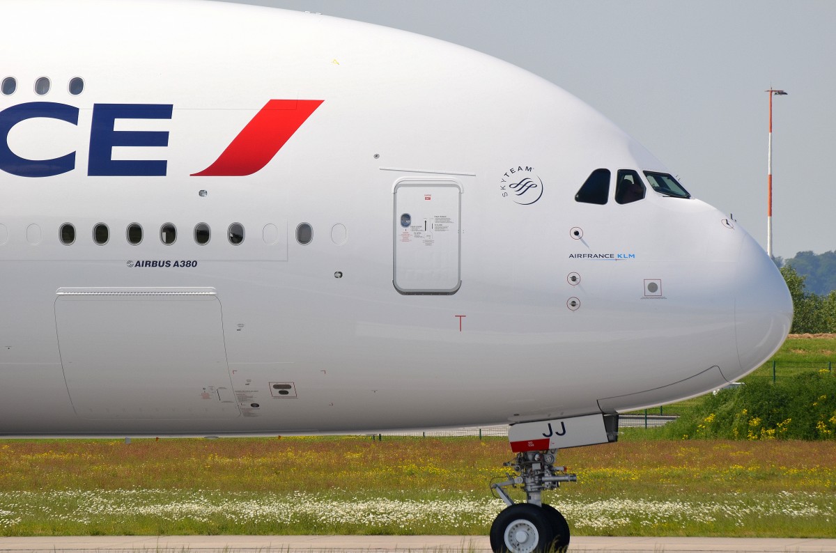 Nase des Air France Airbus A380 F-WWSV aufgenommen in Hamburg Finkenwerder am 21.05.14 