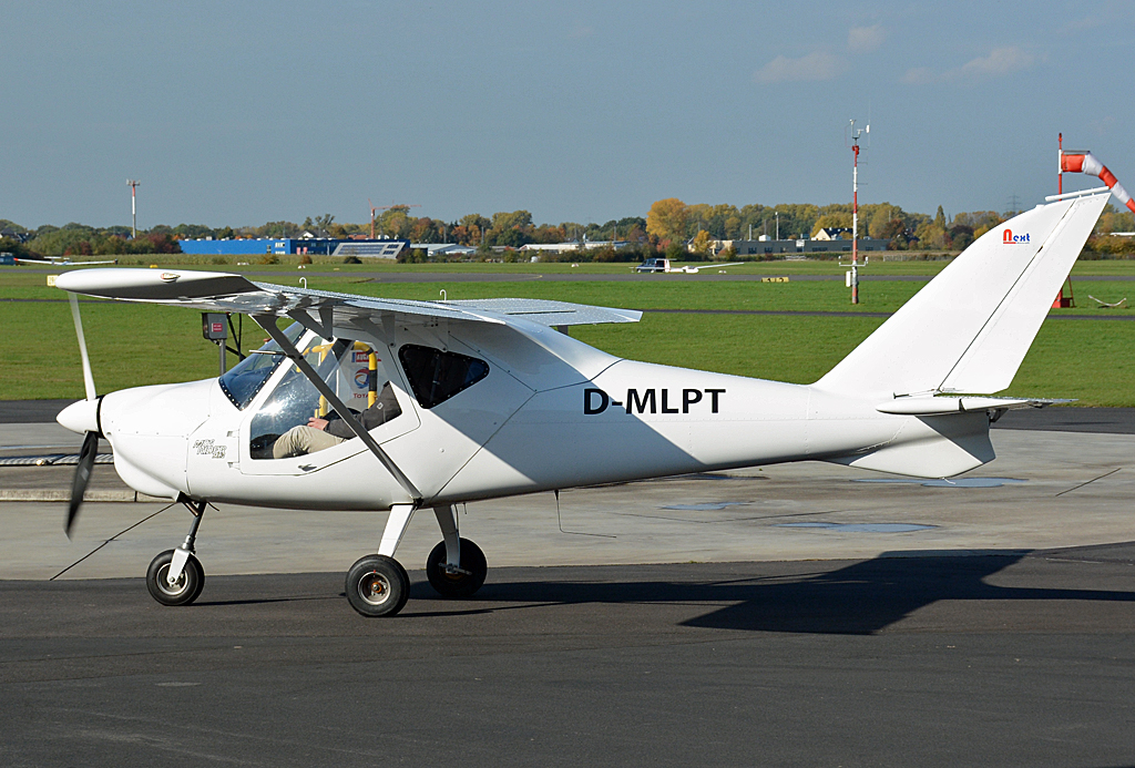 Next-Aircraft MD 3 Rider MK2, D-MLPT, rollt zur Tankstelle in EDKB - 23.10.2015