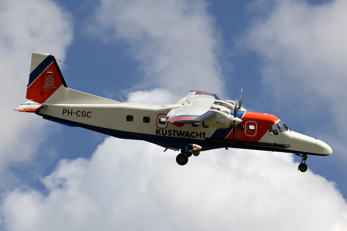 Niederländische Küstenwache PH-CGC bei der Landung in Amsterdam 20.5.2015