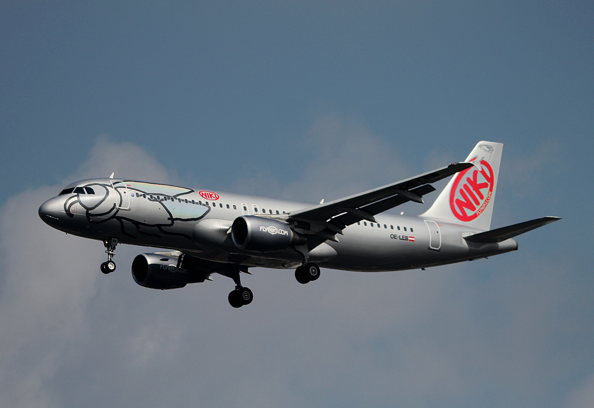 Niki A 320-214 OE-LEB bei der Landung in Berlin-Tegel am 12.04.2014