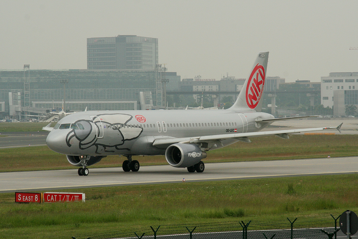 NIKI A 320-214 OE-LEC am 11.06.2013 auf dem Flughafen Frankfurt