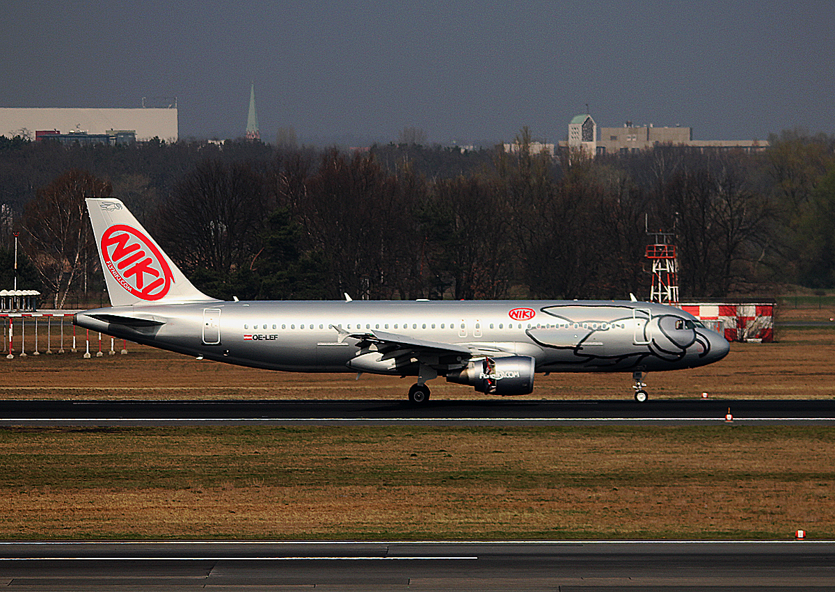 Niki A 320-214 OE-LEF nach der Landung in Berlin-Tegel am 29.03.2014
