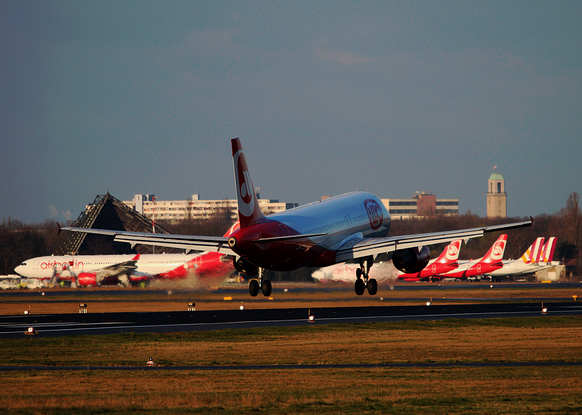 Niki A 320-214 OE-LEU bei der Landung in Berlin-Tegel am 06.04.2015