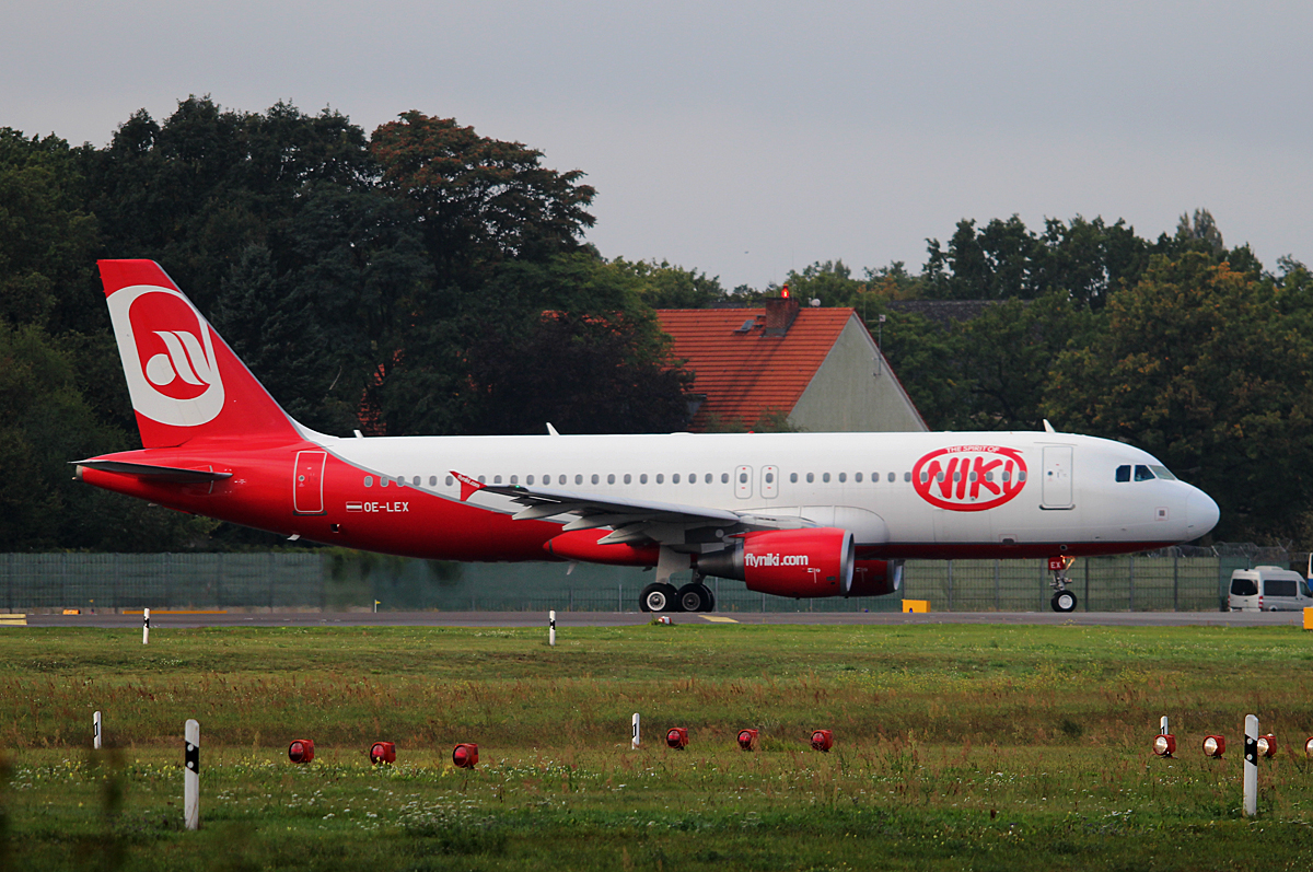 Niki A 320-214 OE-LEX kurz vor dem Start in Berlin-Tegel am 27.09.2014