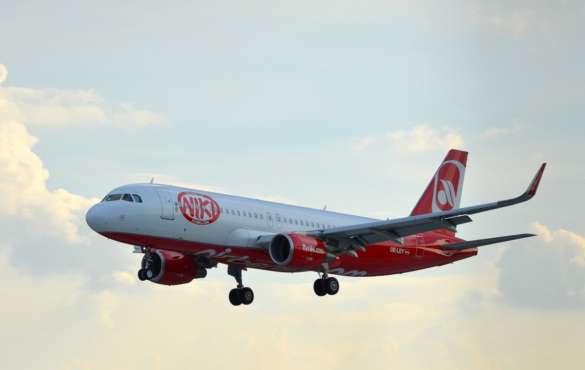 NIKI Arbus A320 OE-LEY im Anflug auf Hamburg Fulsbüttel am 20.09.14