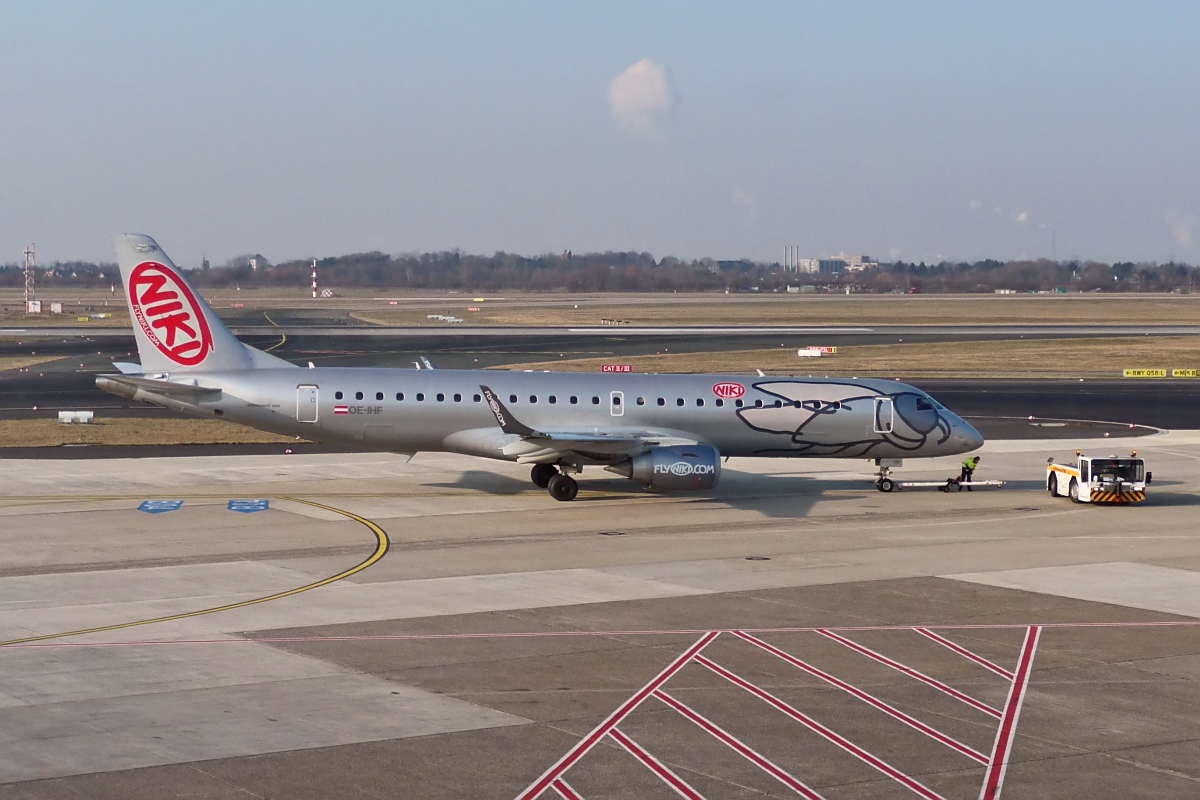 Niki Embraer ERJ-190LR OE-IHF in DUS, 8.2.12