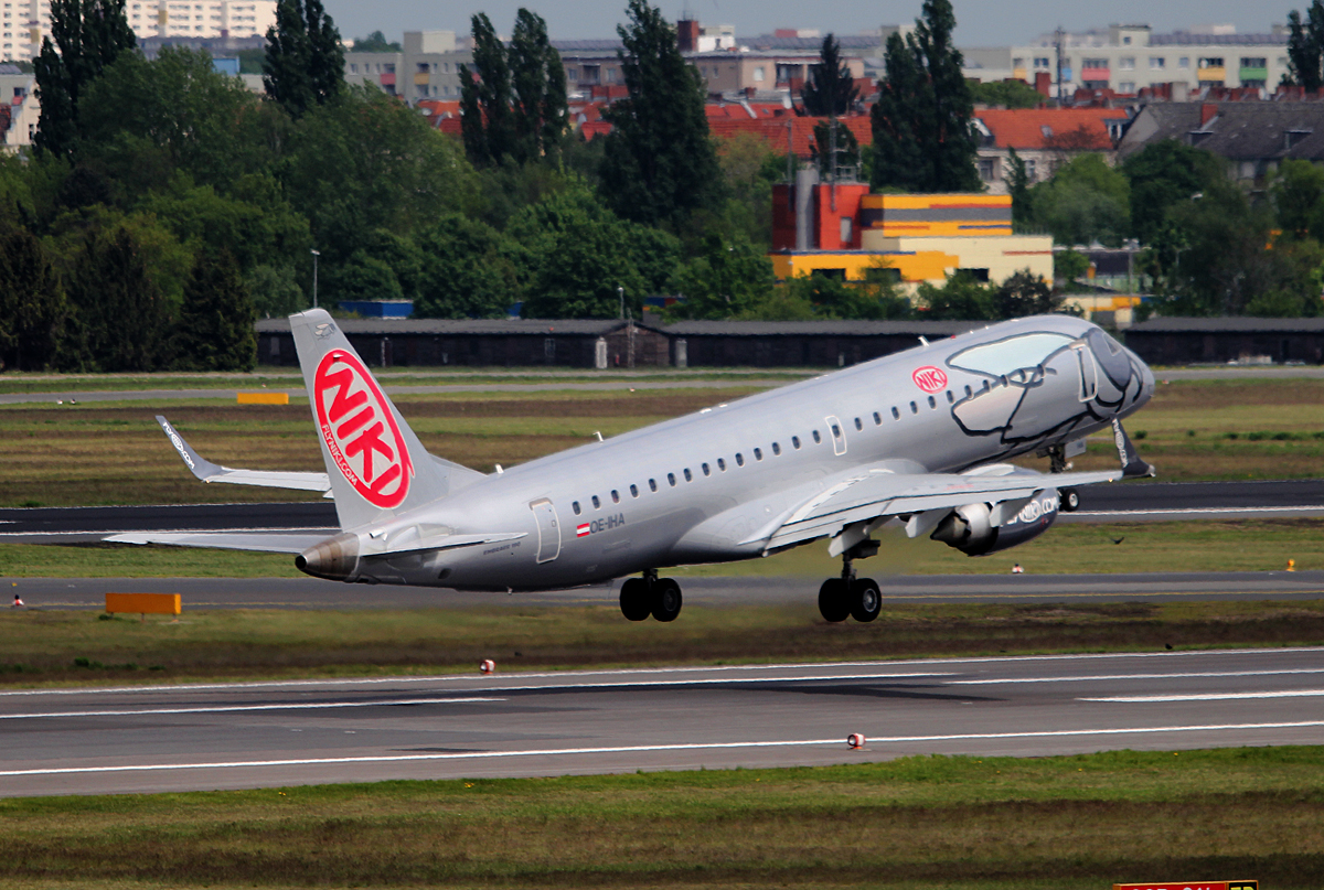 Niki ERJ-190-100LR OE-IHA beim Start in Berlin-Tegel am 27.04.2014
