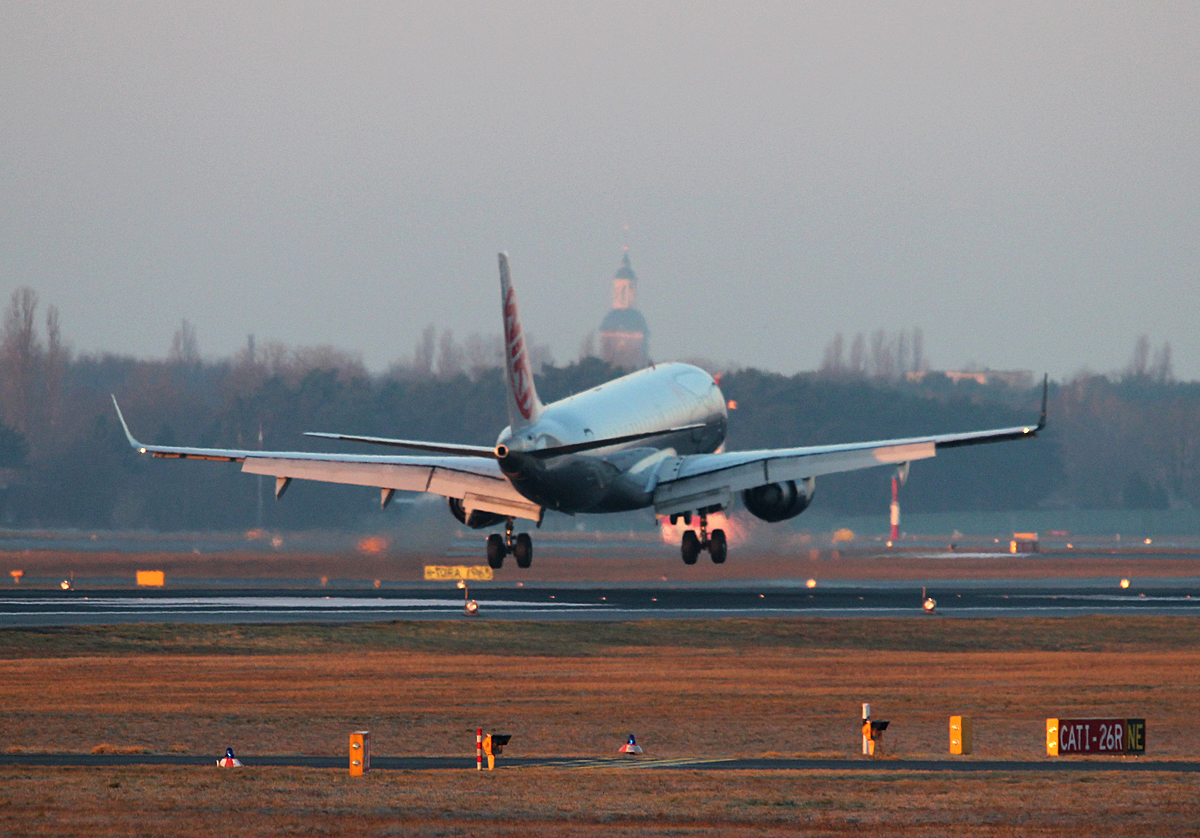 Niki ERJ-190-100LR OE-IHD bei der Landung in Berlin-Tegel am 22.02.2014