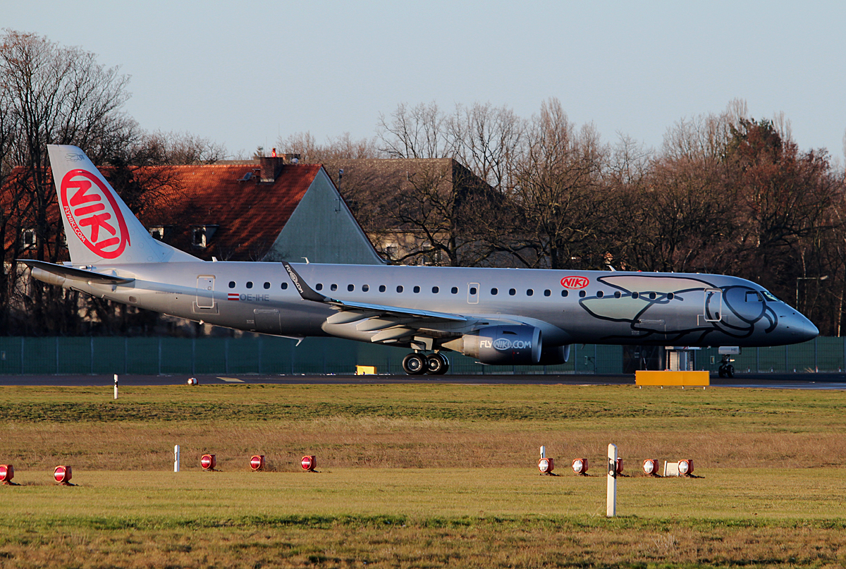 Niki ERJ-190-100LR OE-IHE kurz vor dem Start in Berlin-Tegel am 08.02.2015