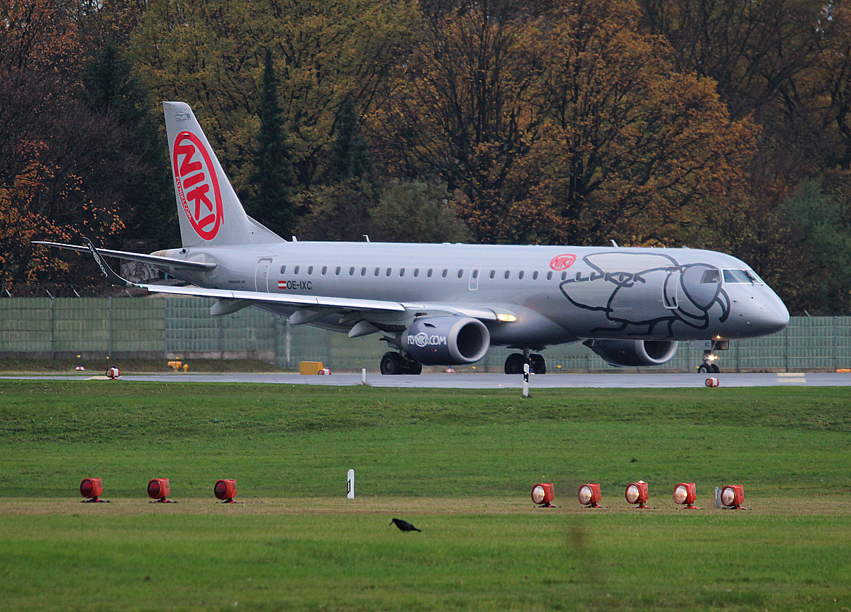 Niki ERJ-190-100LR OE-IXC kurz vor dem Start in Berlin-Tegel am 09.11.2013